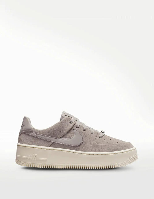 Tenis Nike Air Force 1 Sage Low Gris - Mujer