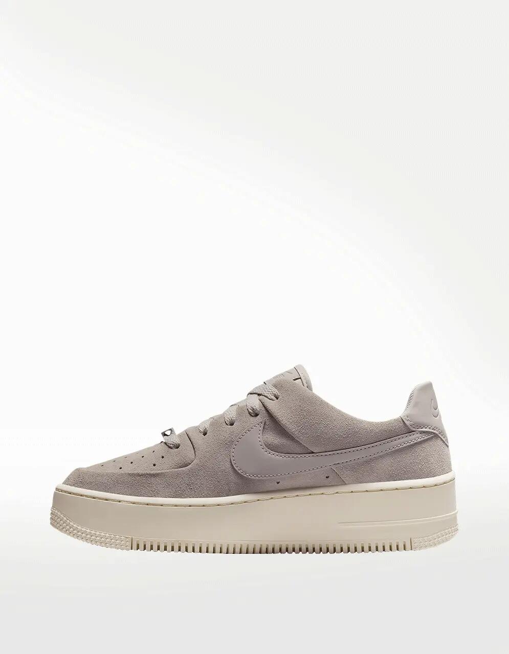 Tenis Nike Air Force 1 Sage Low Gris - Mujer