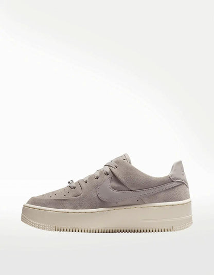 Tenis Nike Air Force 1 Sage Low Gris - Mujer