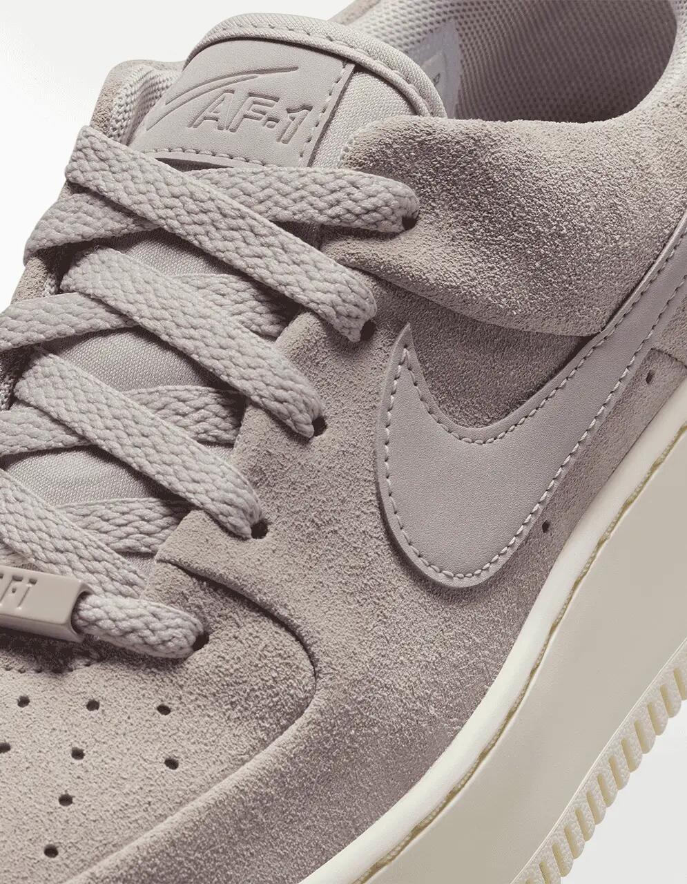 Tenis Nike Air Force 1 Sage Low Gris - Mujer