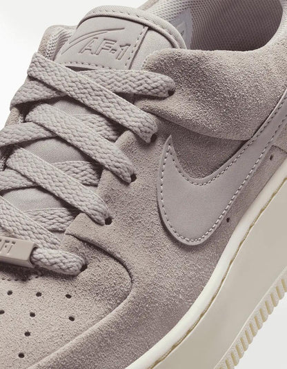 Tenis Nike Air Force 1 Sage Low Gris - Mujer