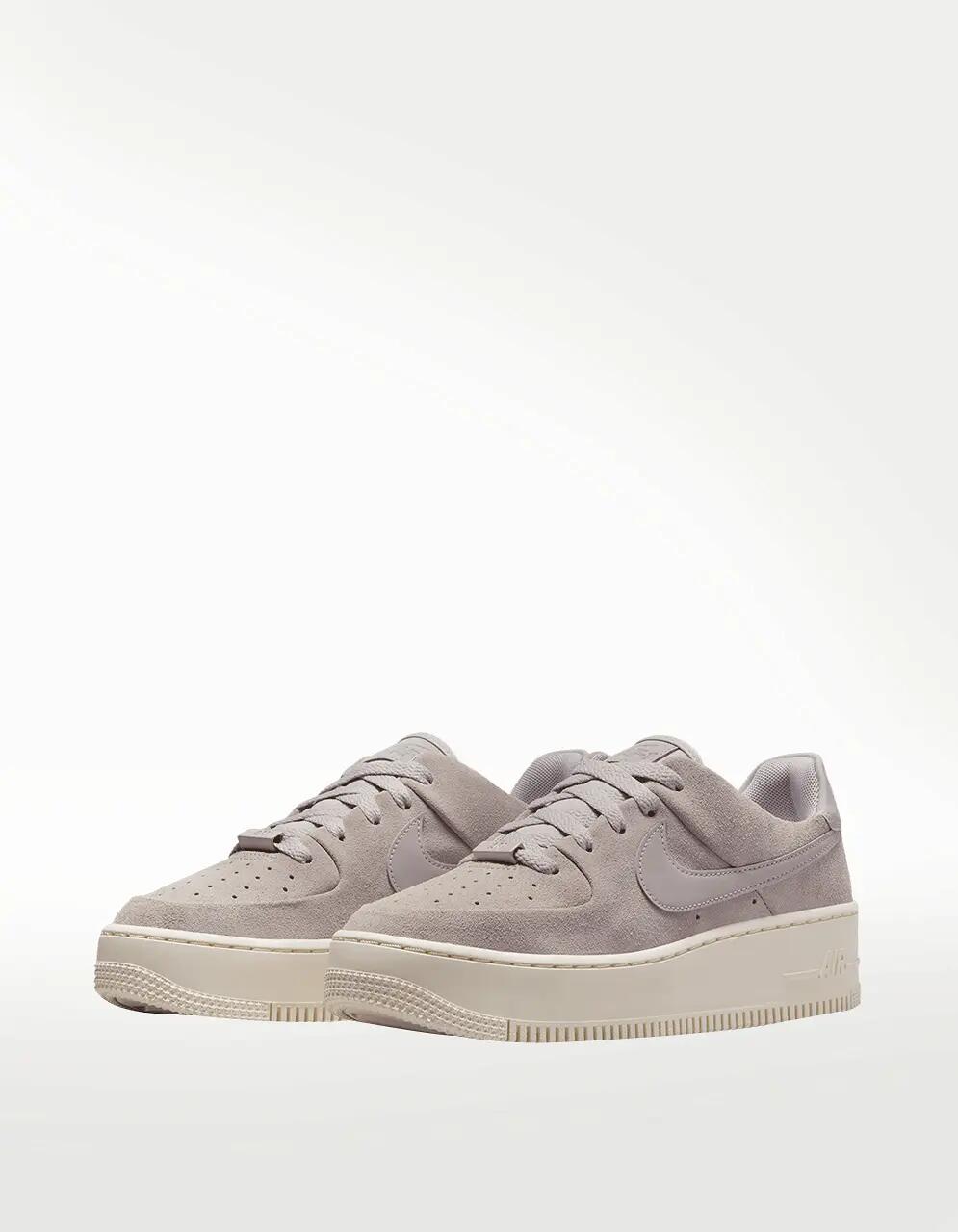 Tenis Nike Air Force 1 Sage Low Gris - Mujer