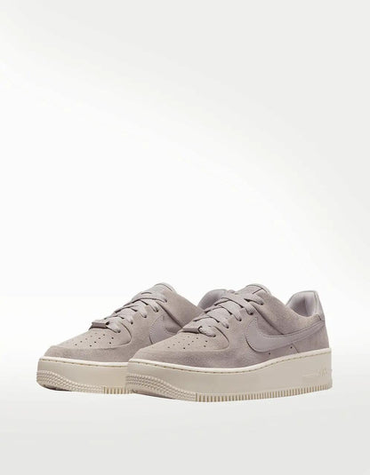 Tenis Nike Air Force 1 Sage Low Gris - Mujer