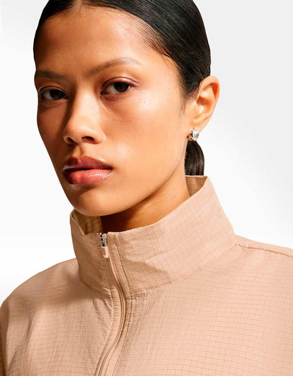 Chamarra Nike W NSW Ltwt Ripswr Café - Mujer