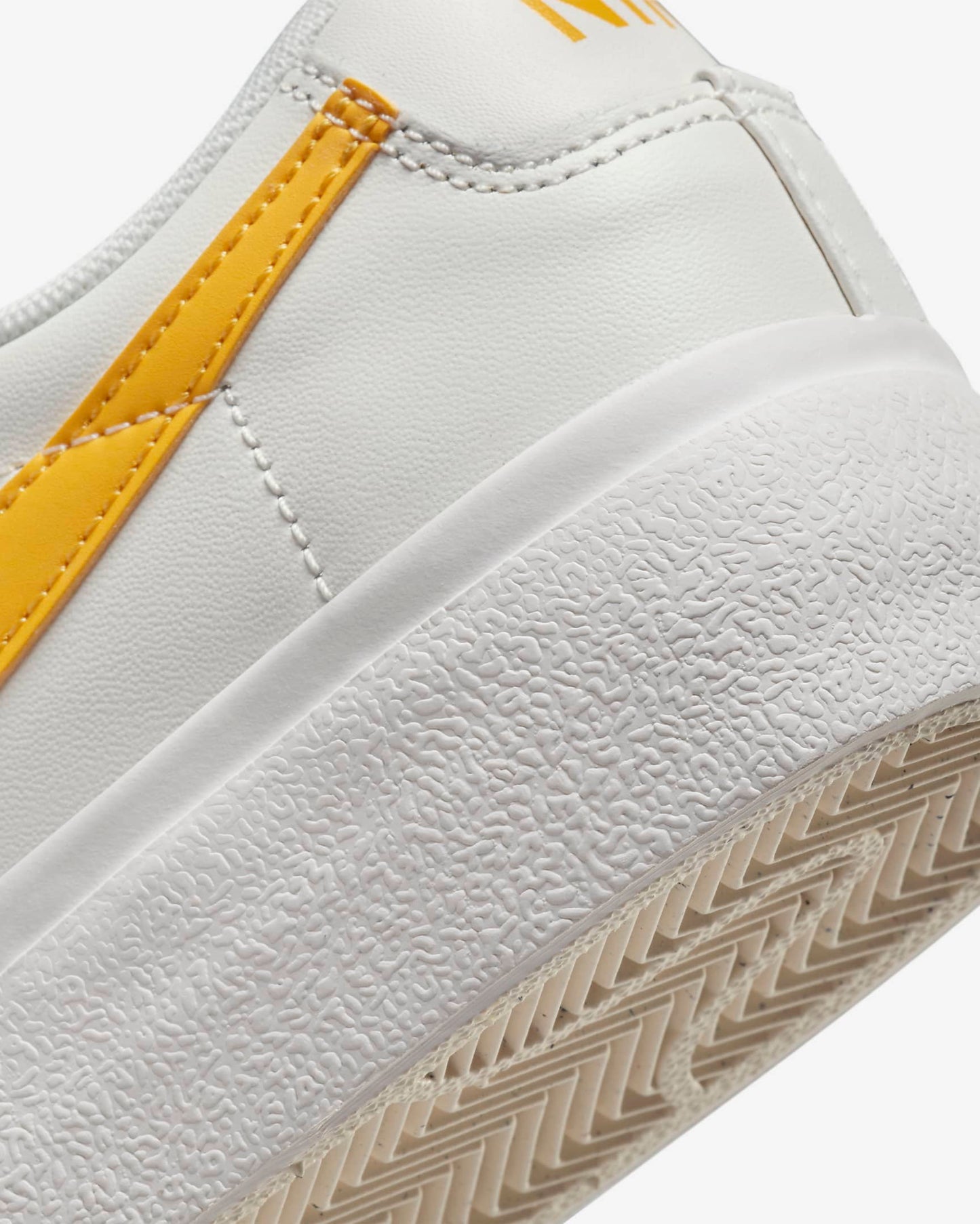 Tenis Nike Blazer Low Platform Mujer - Amarillo
